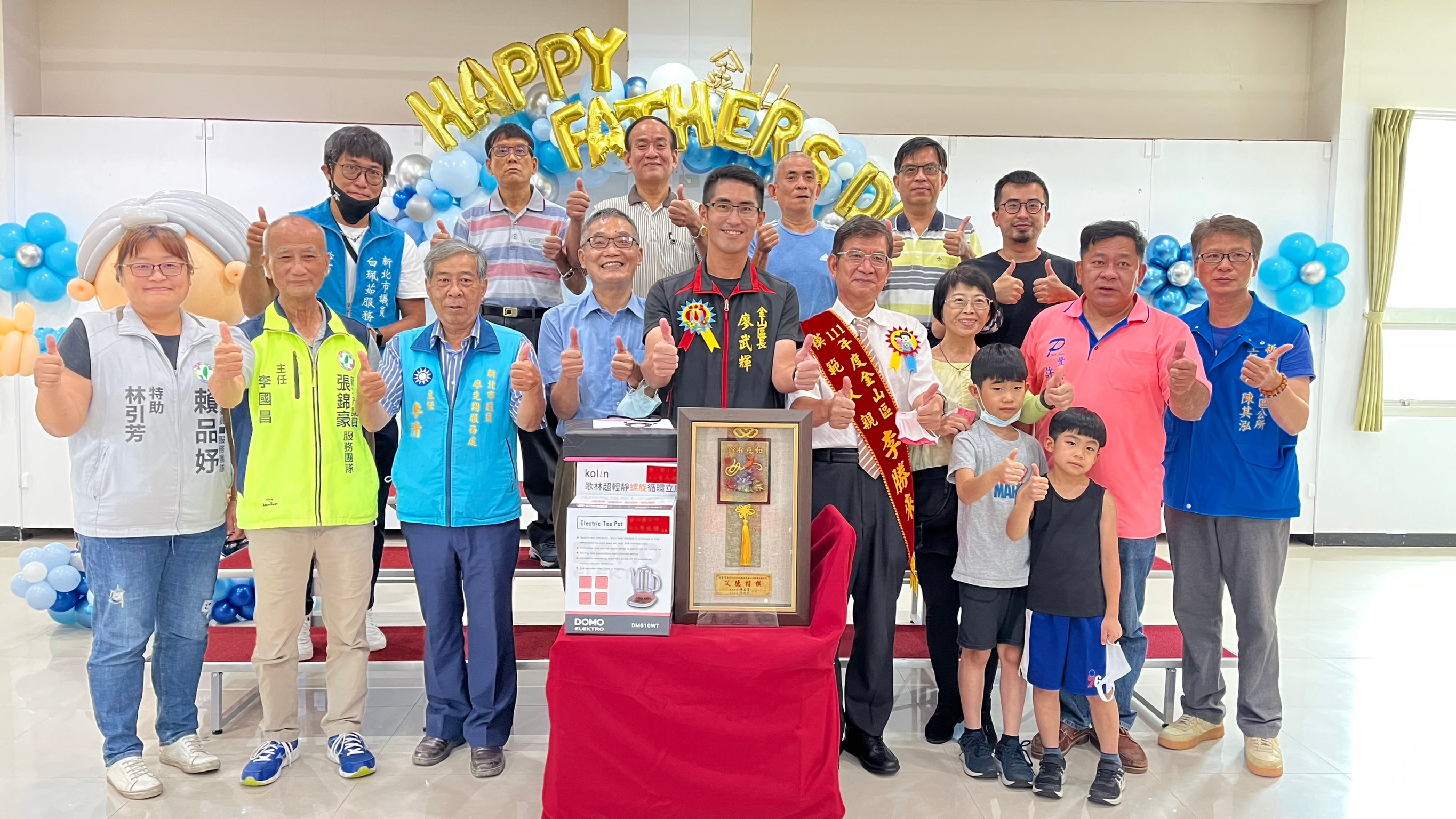 04.代表金山區赴市府接受表揚的市級模範父親李勝來