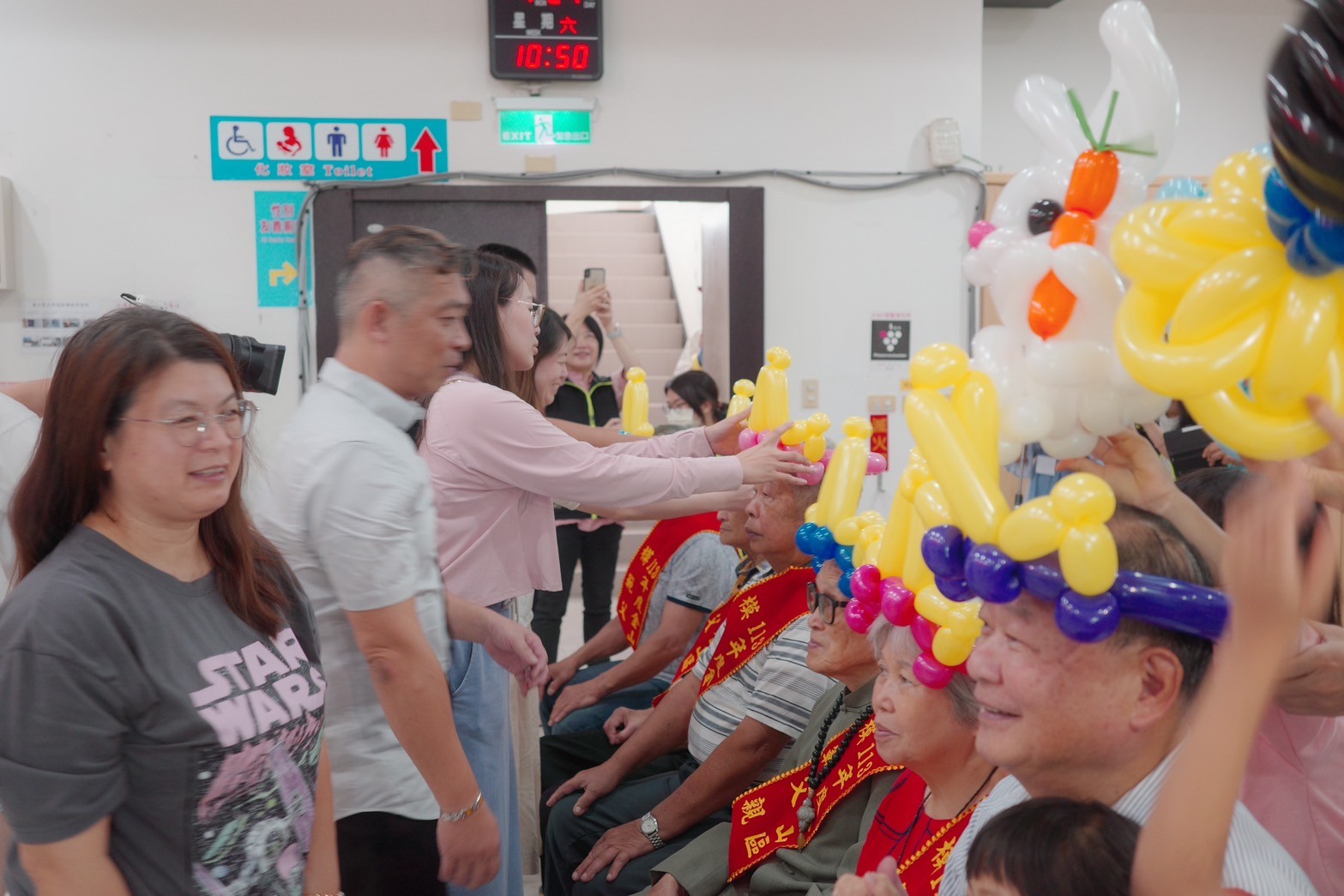 09.模範父親家人為爸爸戴上氣球皇冠