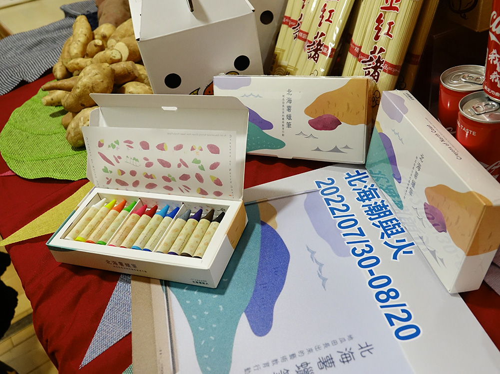 朱銘美術館推出的甘藷製天然蠟筆進行DIY彩繪體驗