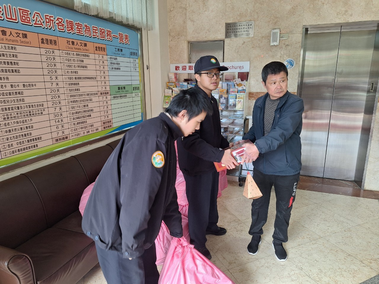 由本所替代役男協助發送物資袋