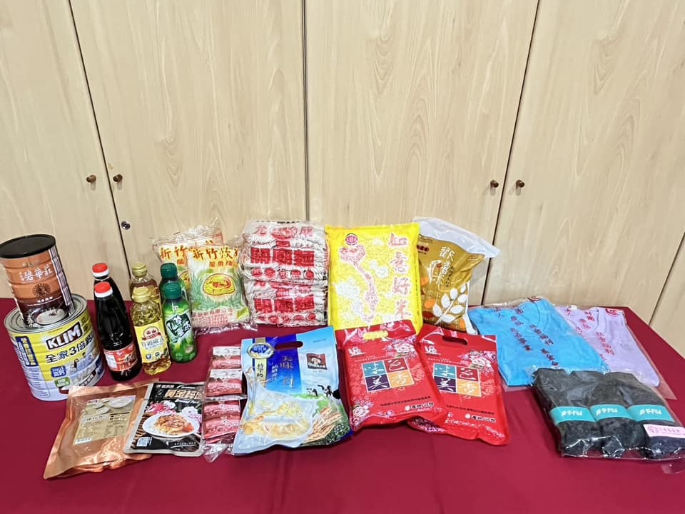 物資袋內容(財神廟禮盒、白米、襪子、保暖衣、麥片、調理包等