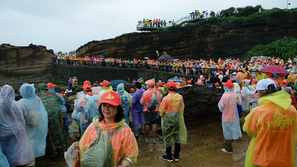 △大雨滂沱中信眾與二媽遙望媽祖洞祈求國泰民安