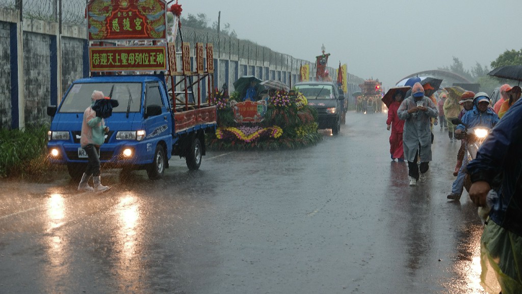 △鑾駕車隊於大雨滂沱中堅持信念與二媽同行