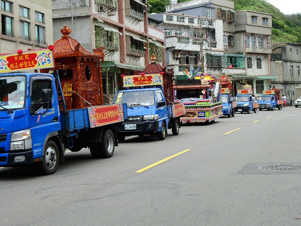 △二媽車隊行經野柳市區民眾捻香參拜祈求風調雨順國泰民安