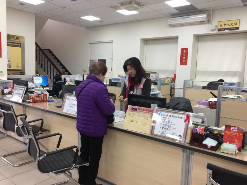 △民眾詢問中低老人福利補助