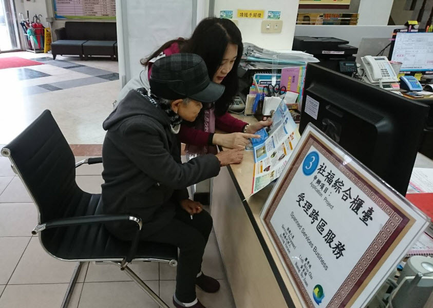 △向民眾說明身障福利事項