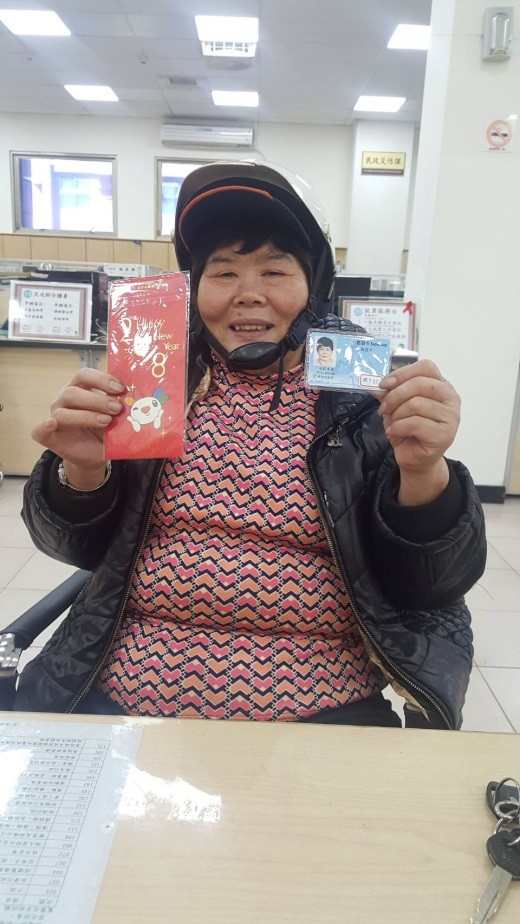 △現場臨櫃製發敬老愛心票卡，提供更便利的服務
