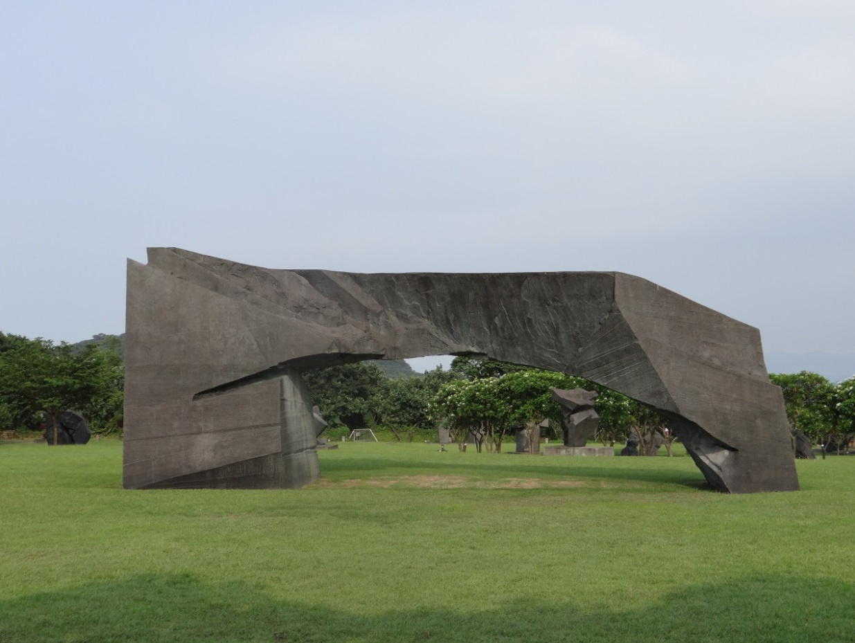 △朱銘大師太極拱門作品