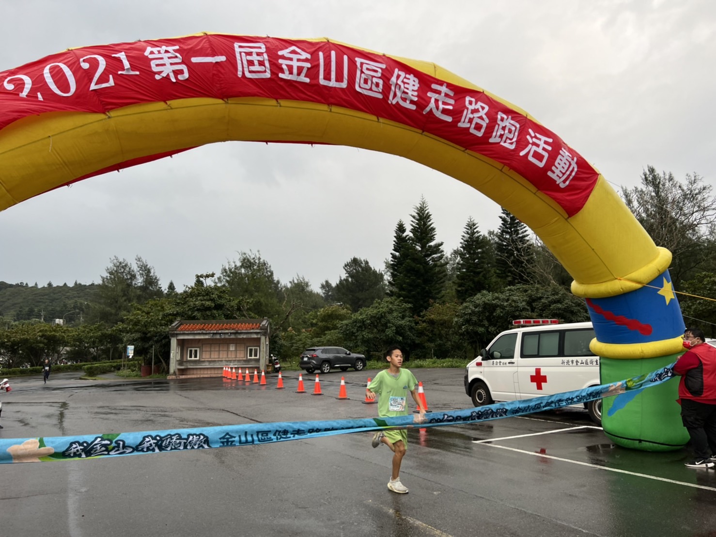 2.第一名金山高中302班何晢民同學衝線