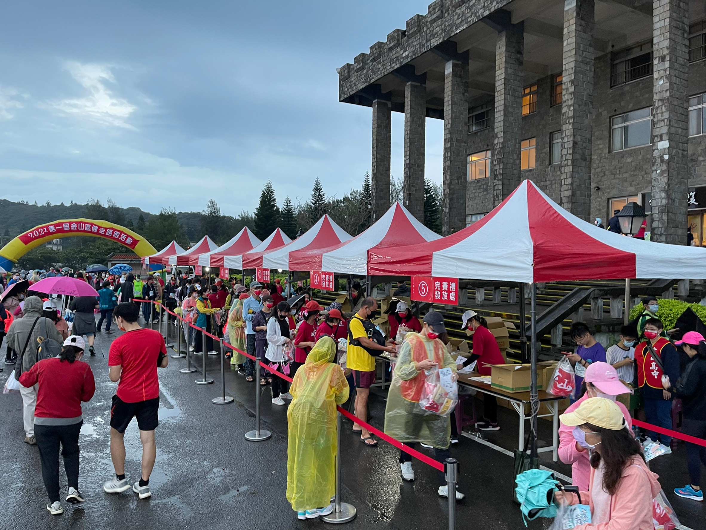 10.完賽禮一條龍發放秩序良好