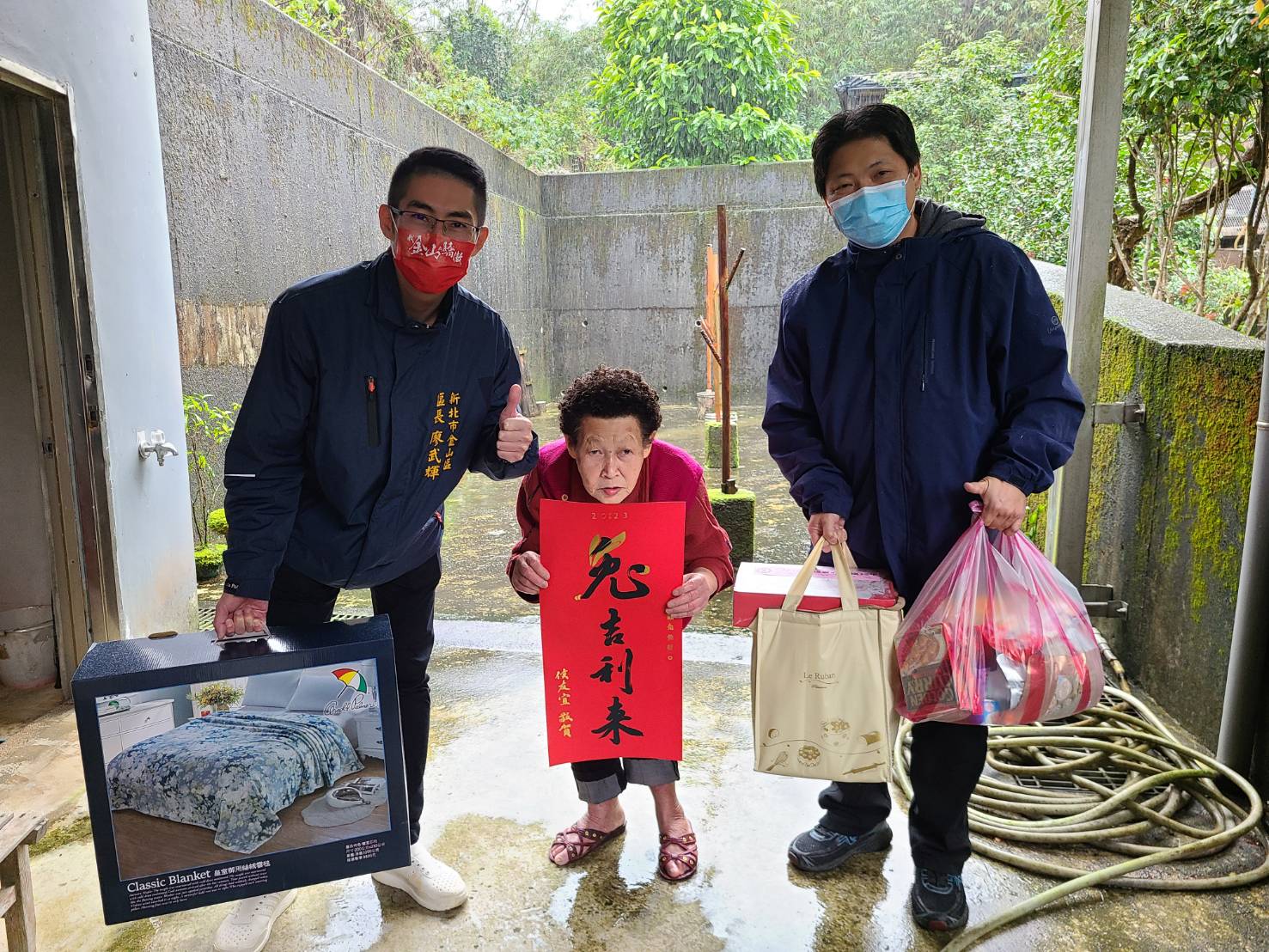 02.區長致贈公所保暖物資給獨居長輩曾老太太