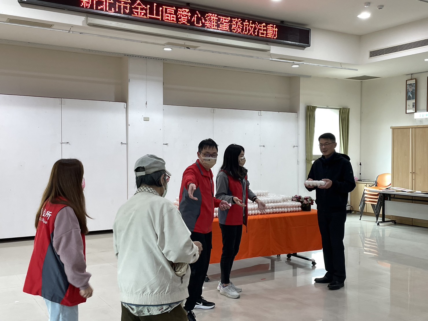 04.3月3日下午及6日上班時間符合資格的民眾可攜帶通知單至金山區公所領取雞蛋