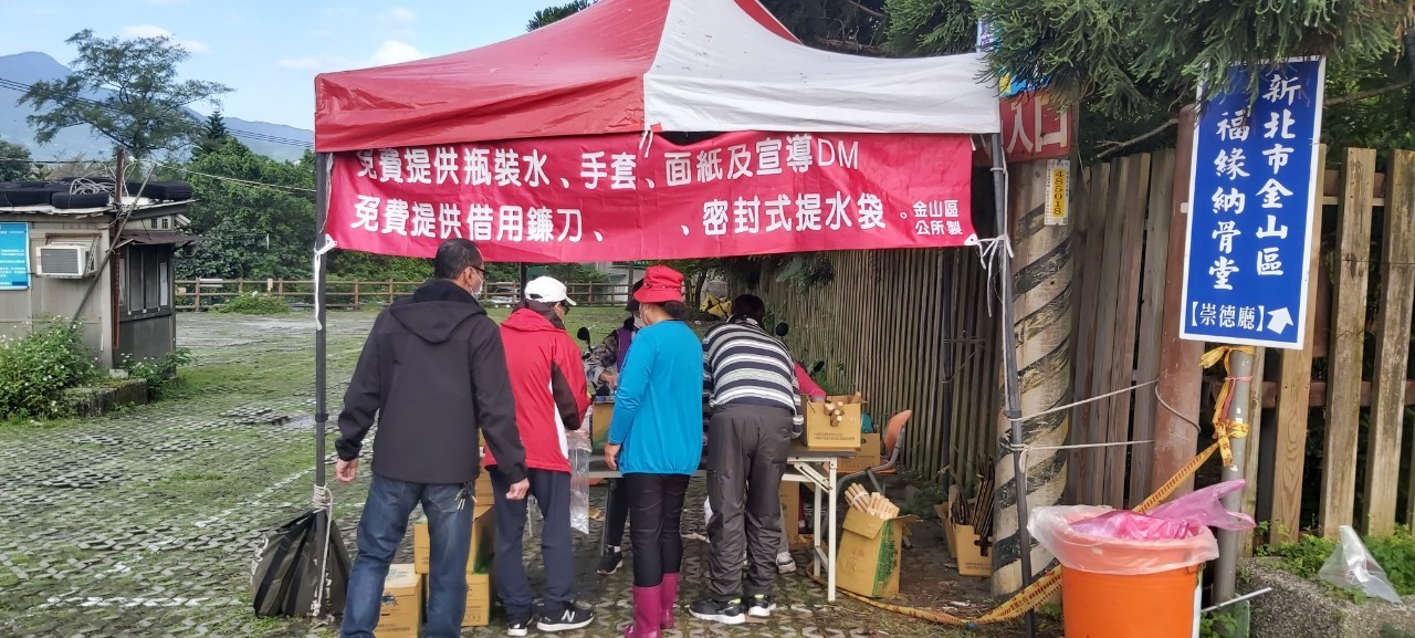 03.歷年清明服務站民眾借用鐮刀等掃墓工具