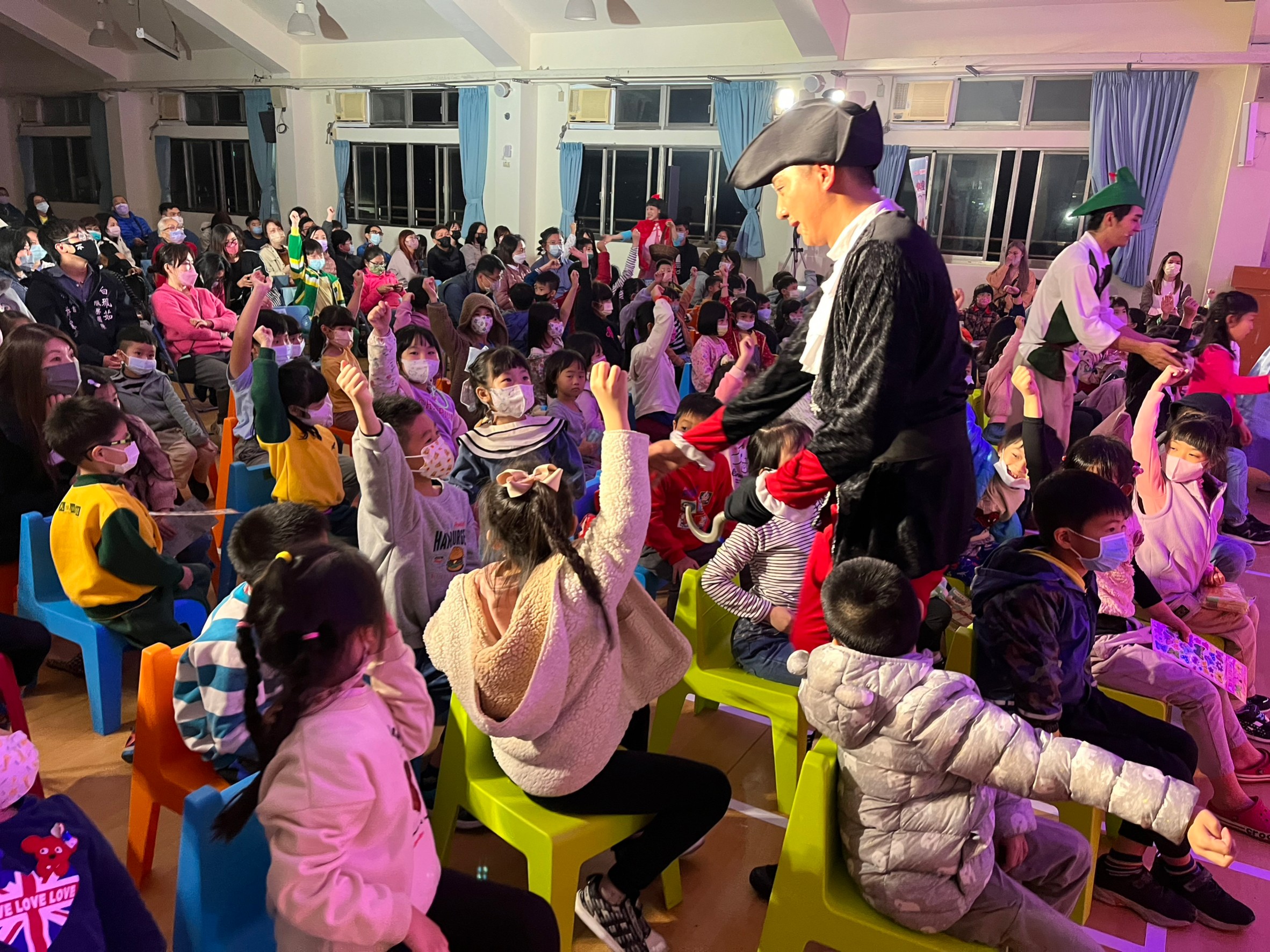 03.演員到台下與小朋友互動