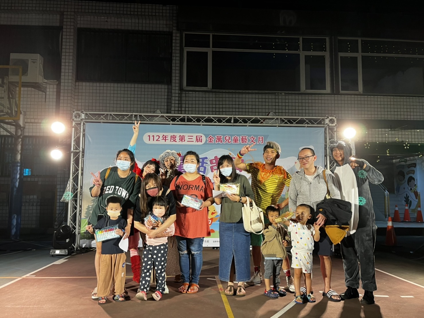 08.小朋友與演員合影留念(三和國小)