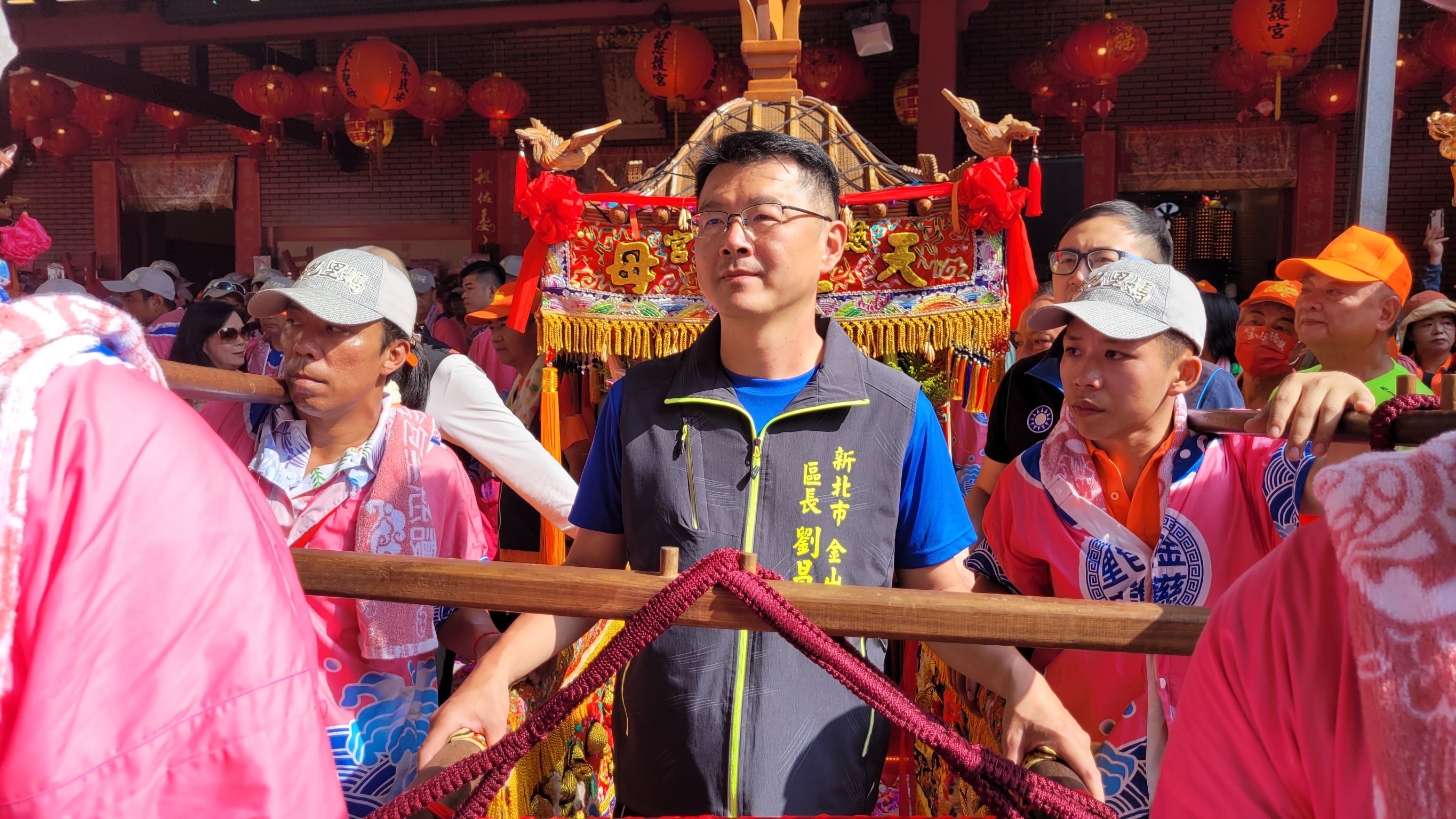 金山區長劉昌松扶轎起駕