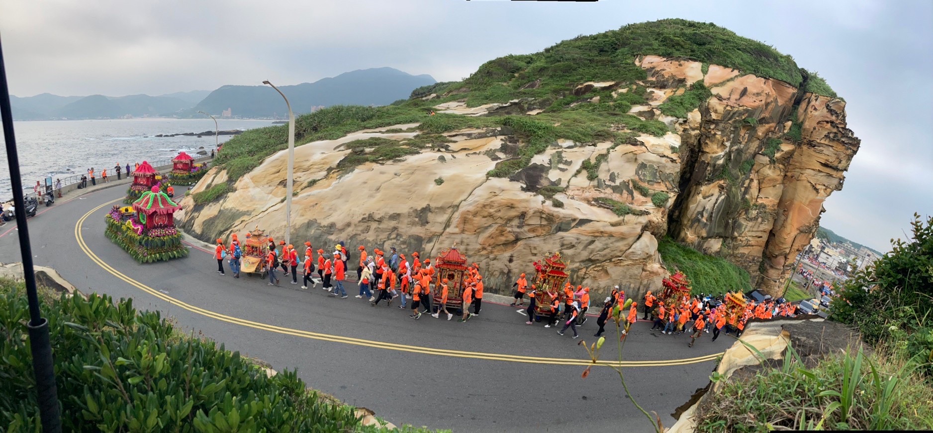 眾人誠心跟隨著媽祖，串起橘色綿延不絕的人龍