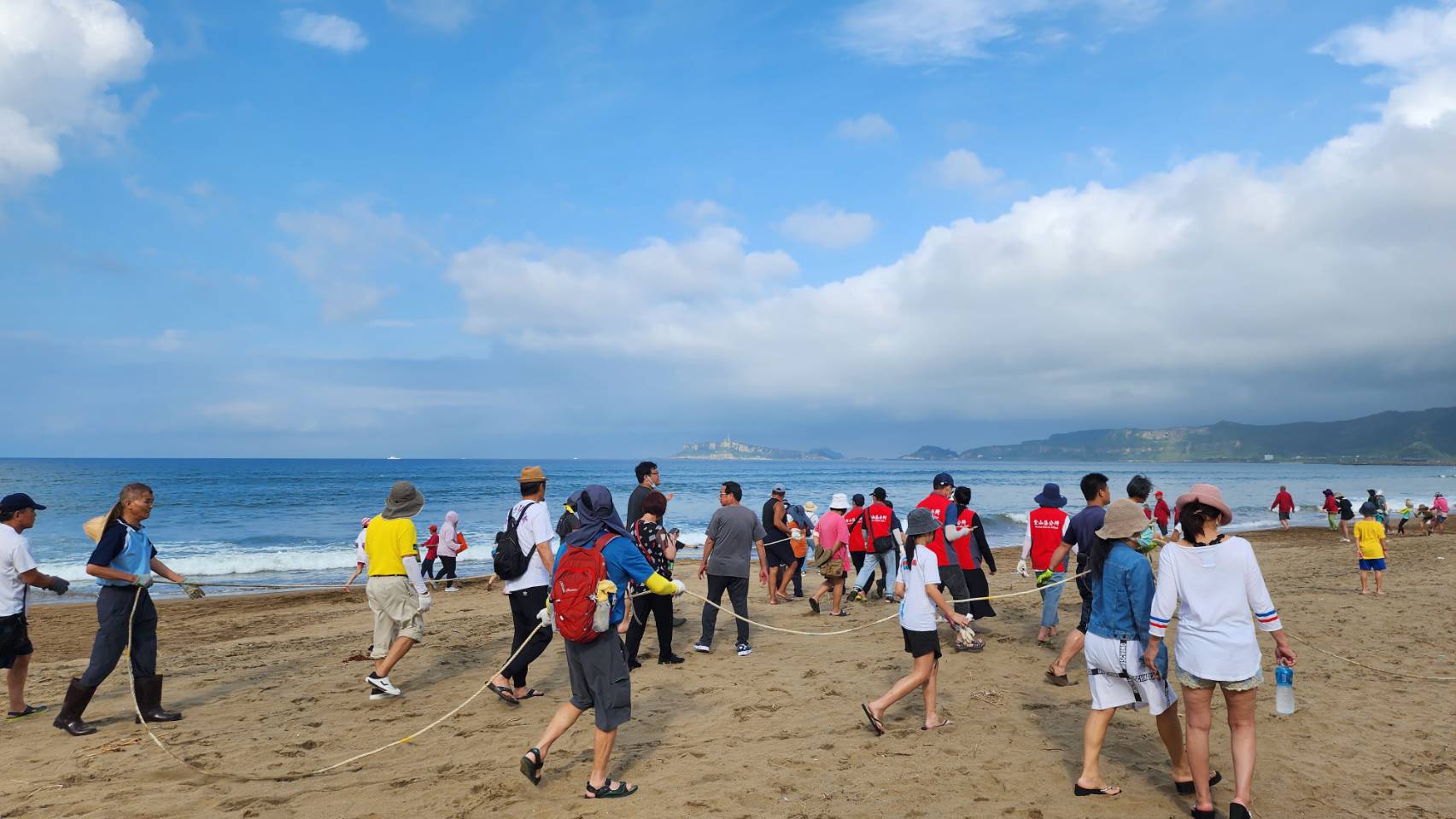 圖2 新北市樂活節牽罟趣活動天氣晴朗，民眾參與踴躍