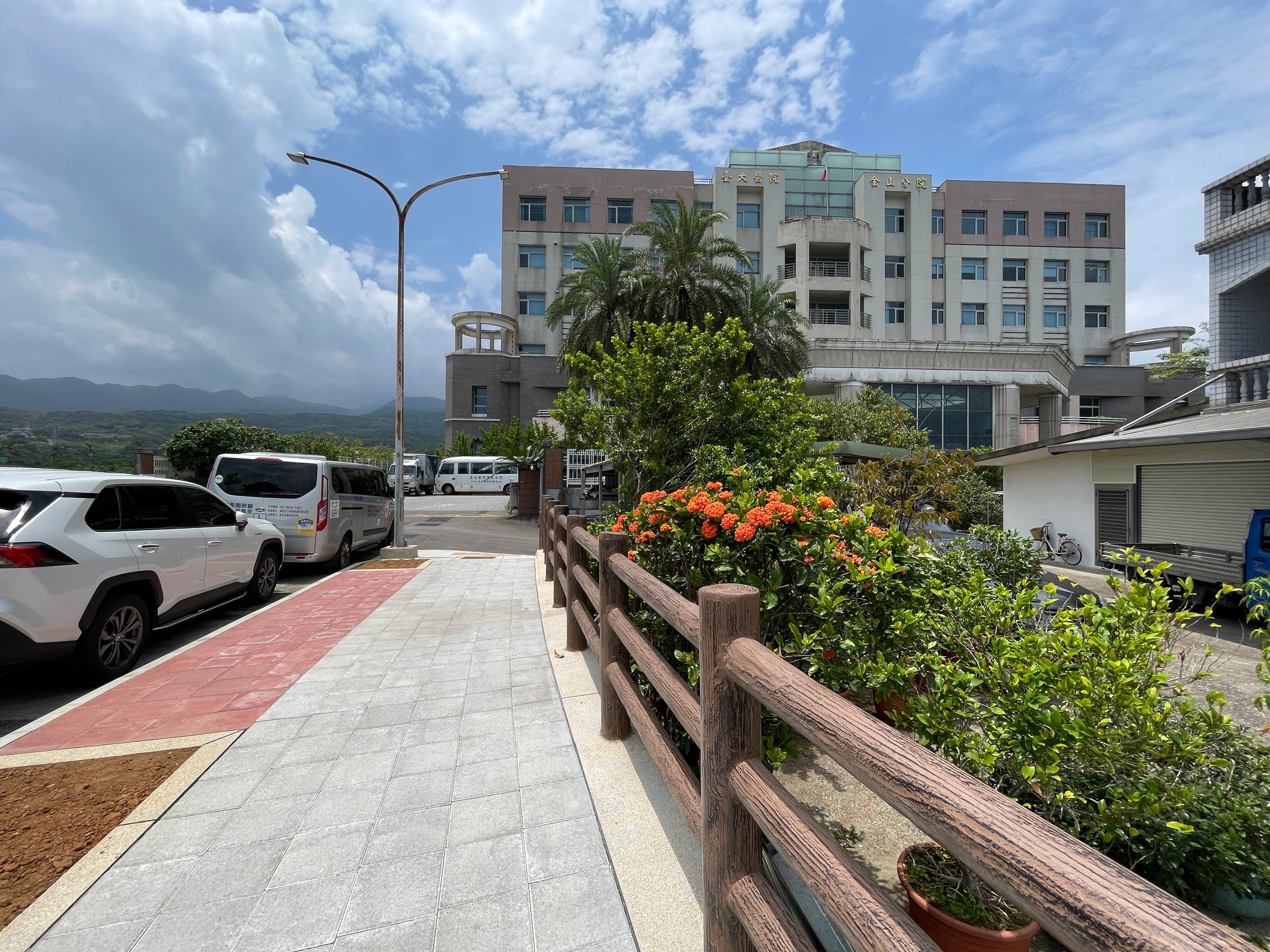 3.金山醫院人行道改善後現況-右側