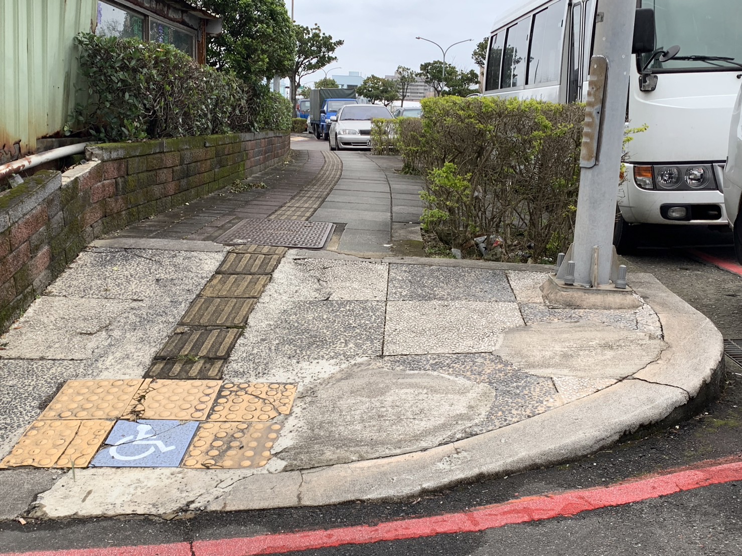 6.金山醫院人行道改善前-鋪面老舊無障礙空間不符現行法規