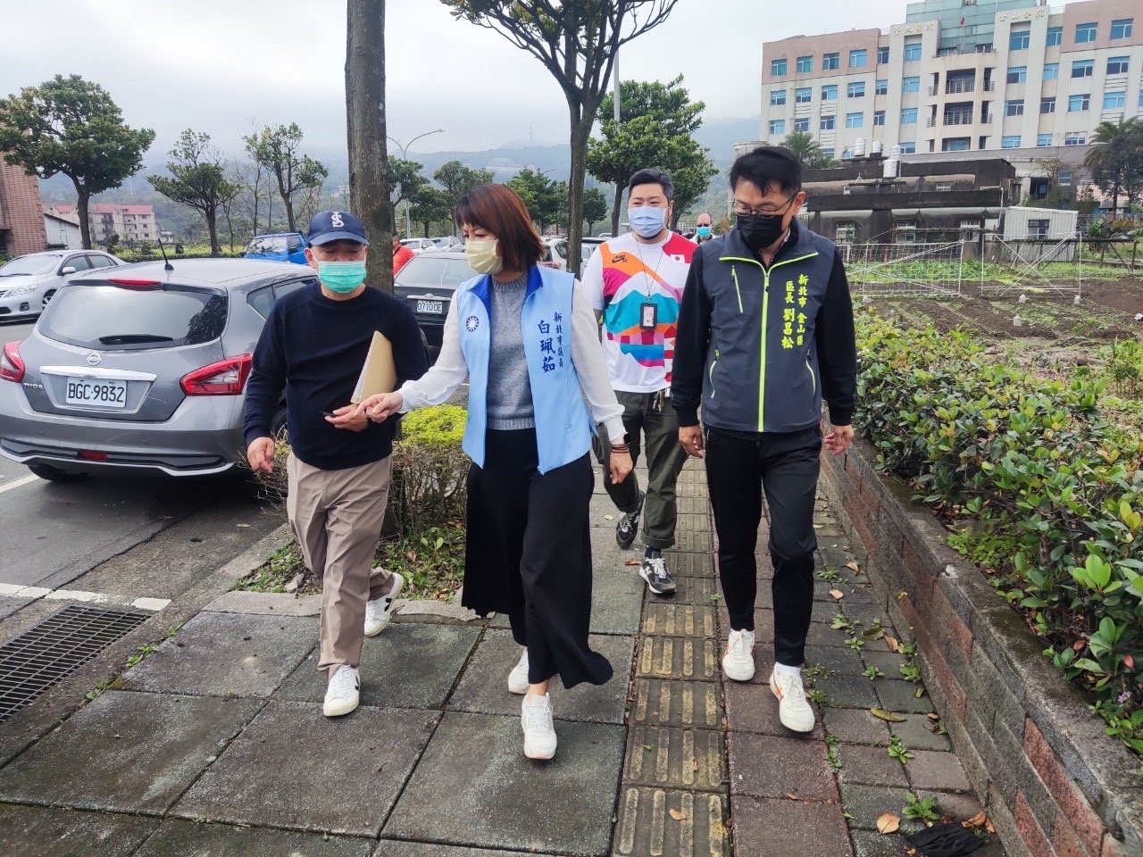 7.金山醫院人行道改善前-鋪面老舊破損影響行人通行