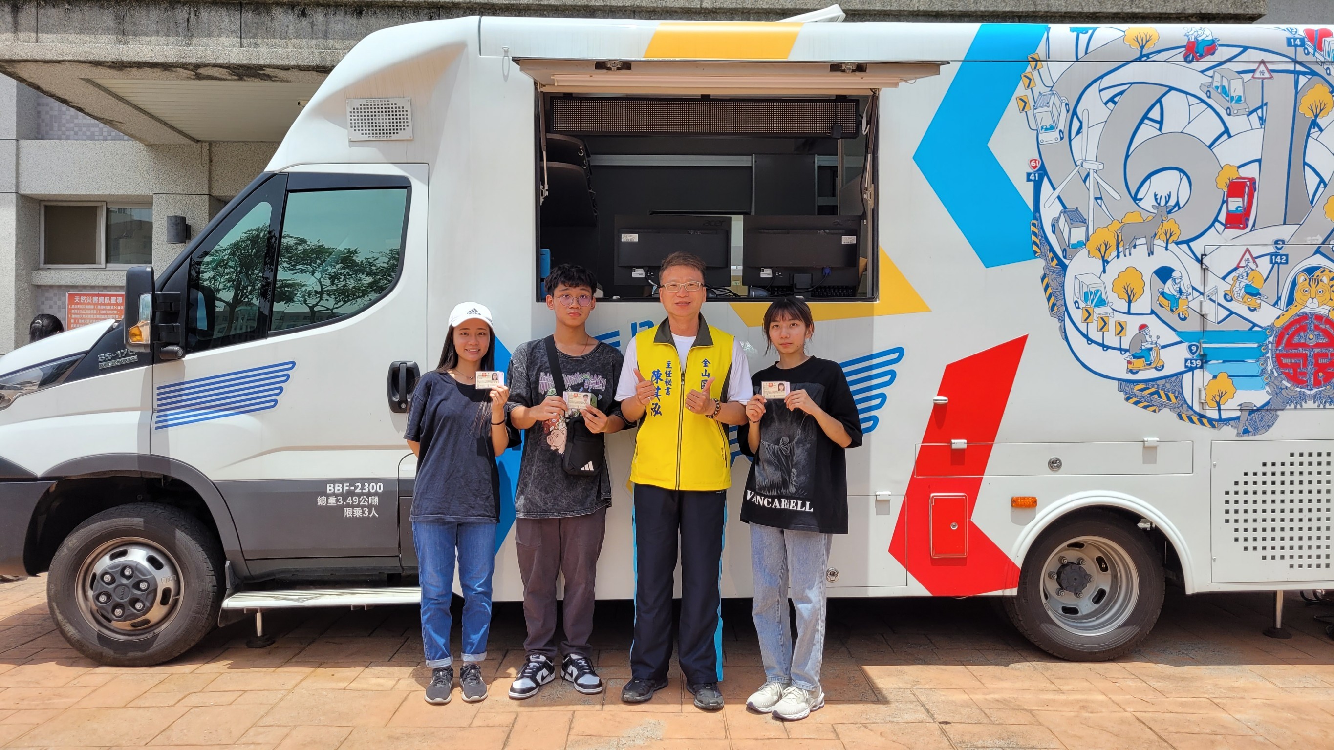 07.甫滿18歲學子開心領駕照