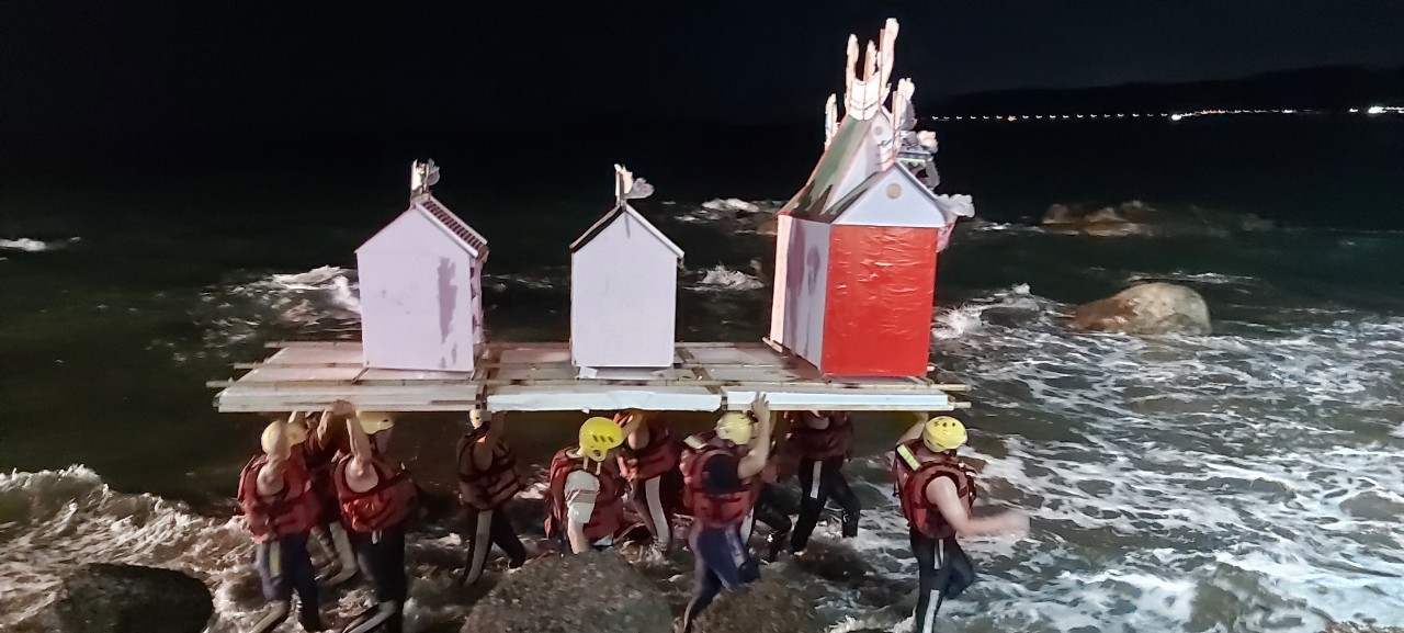 03 義消人員協助施放水燈至海上