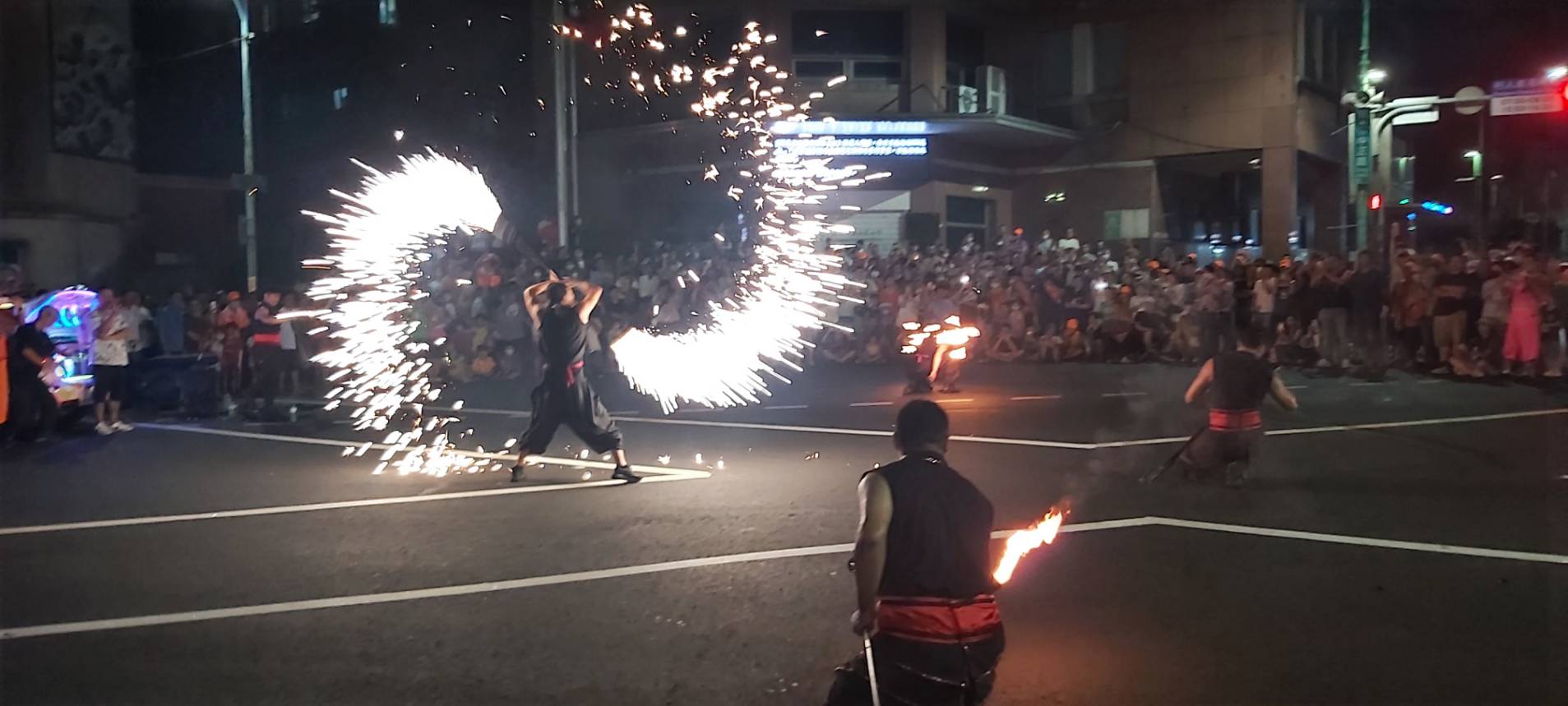 06 近百名民眾齊聚金山區公所前觀賞火舞表演