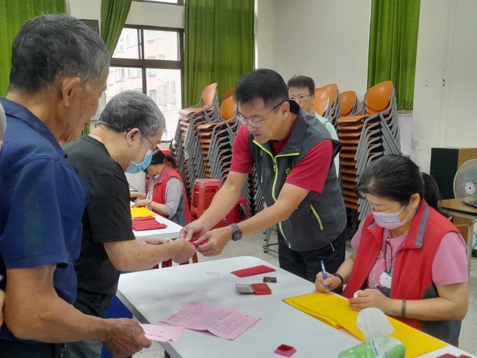 01.區長發放重陽禮券給長輩