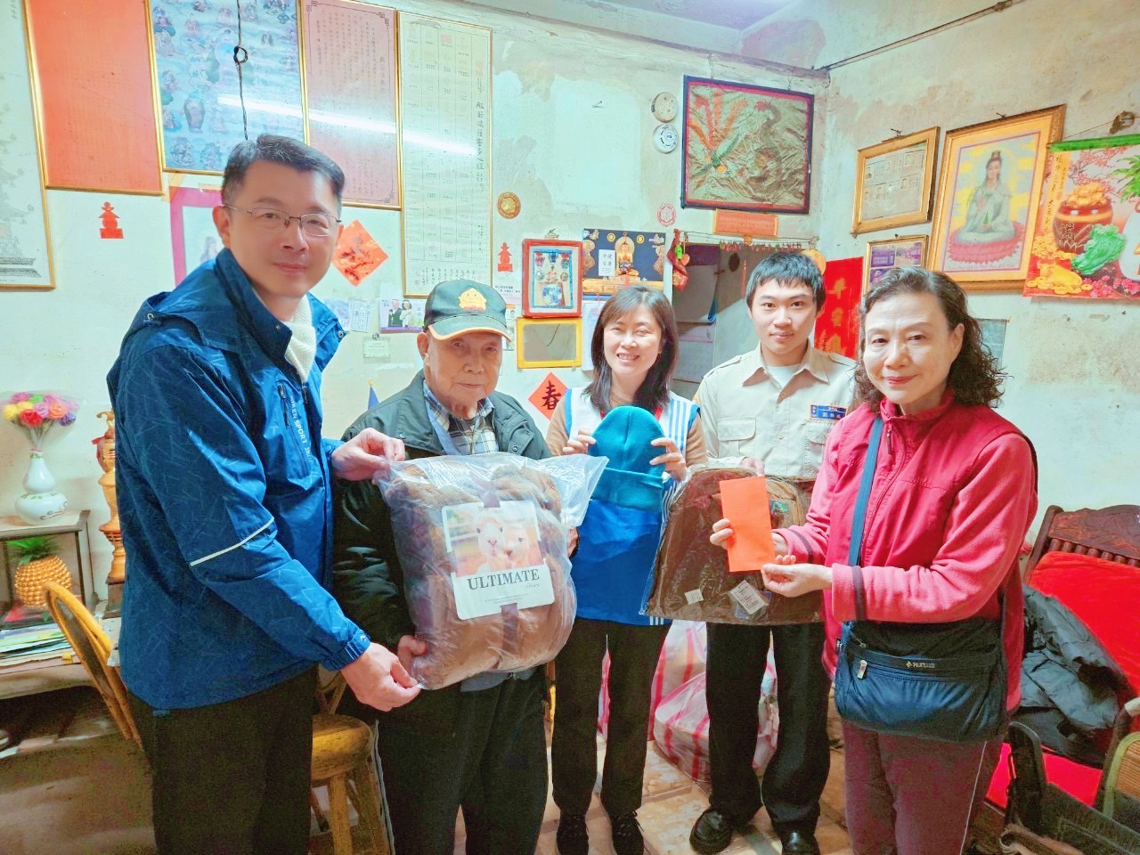 01.區長與新生活社會福利發展促進會致贈代餐及物資給獨居長輩