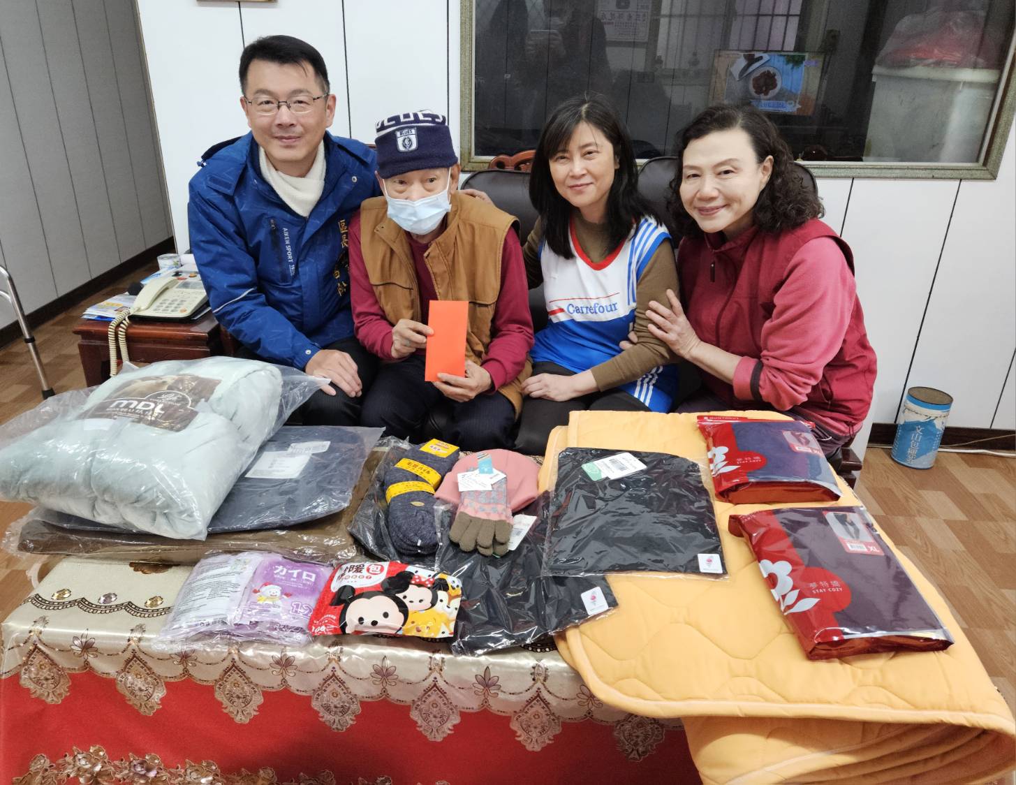 03.致贈防寒物資及紅包給長輩滿滿幸福