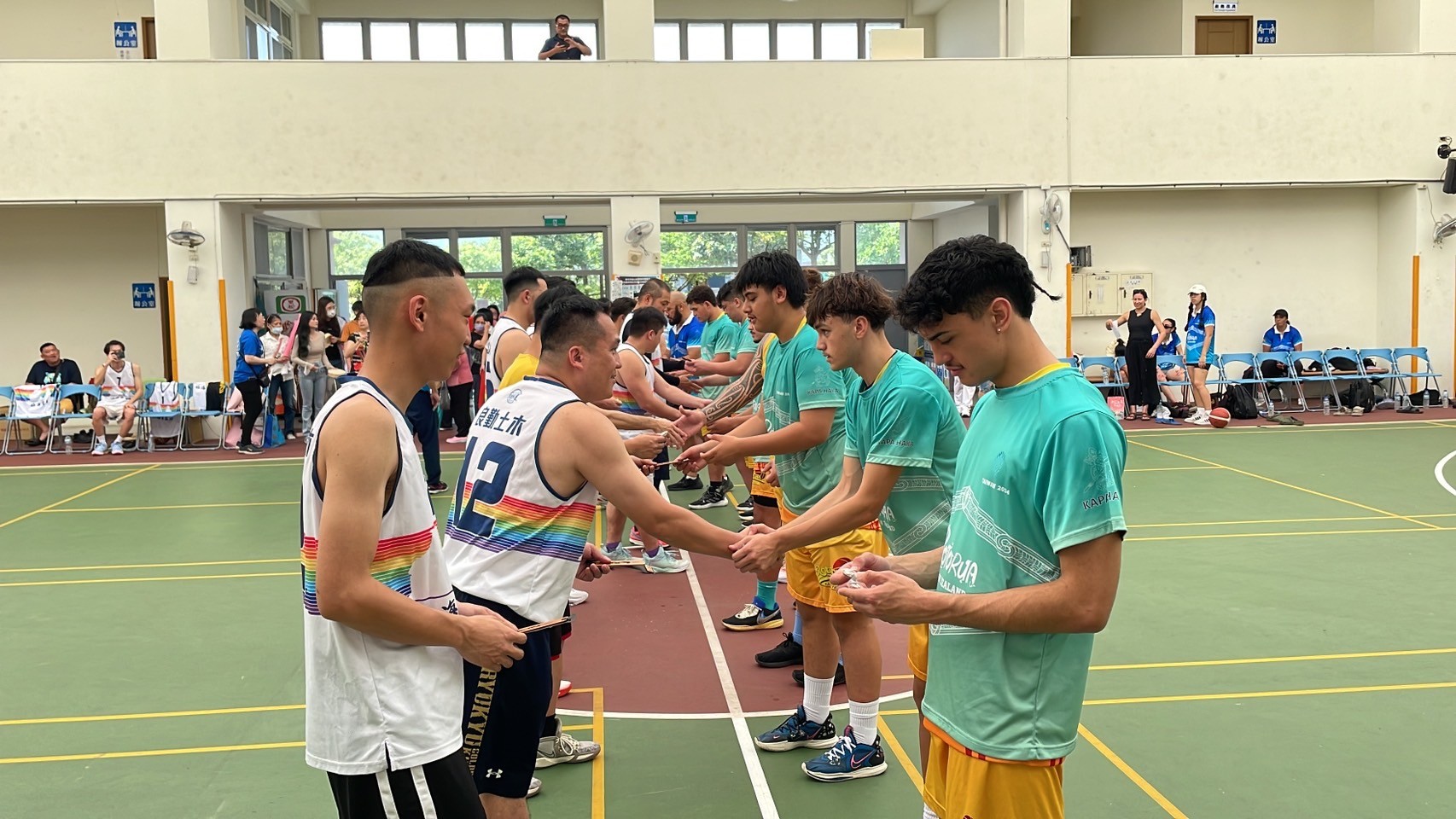 03.羅托魯瓦高中生與北海岸籃球協會互贈小禮物