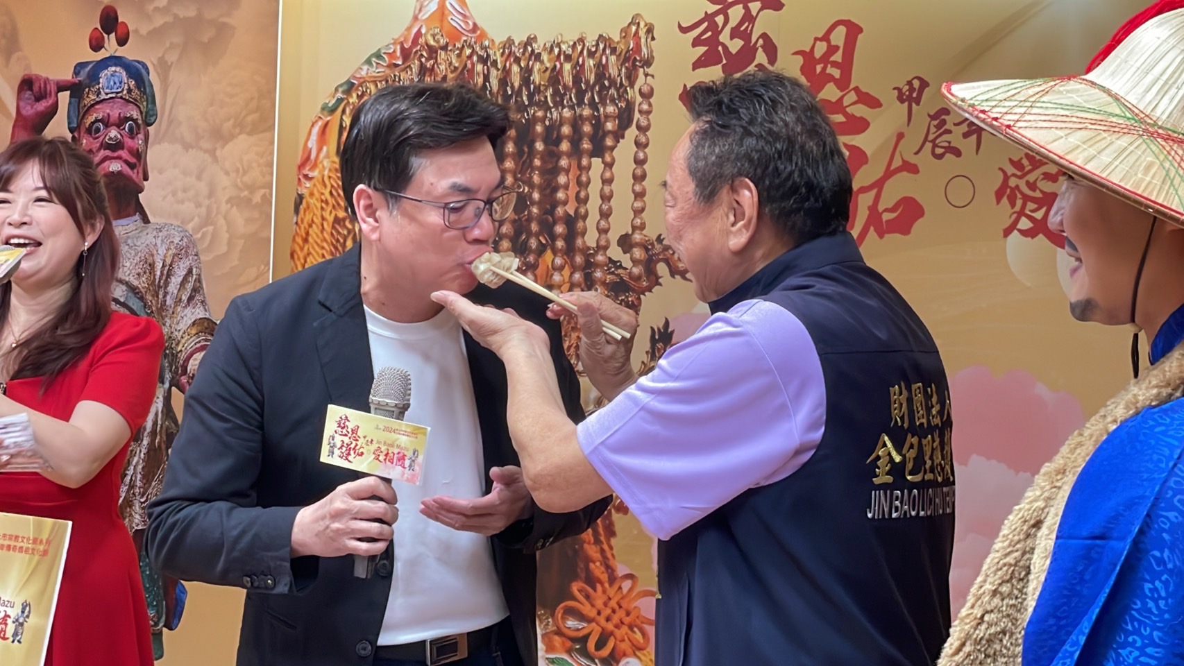 04.劉副市長與游董事長共同開箱展示在地美食