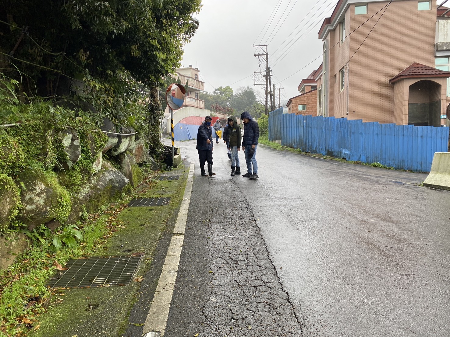 兩湖里北25區道施工改善前路面破損情形