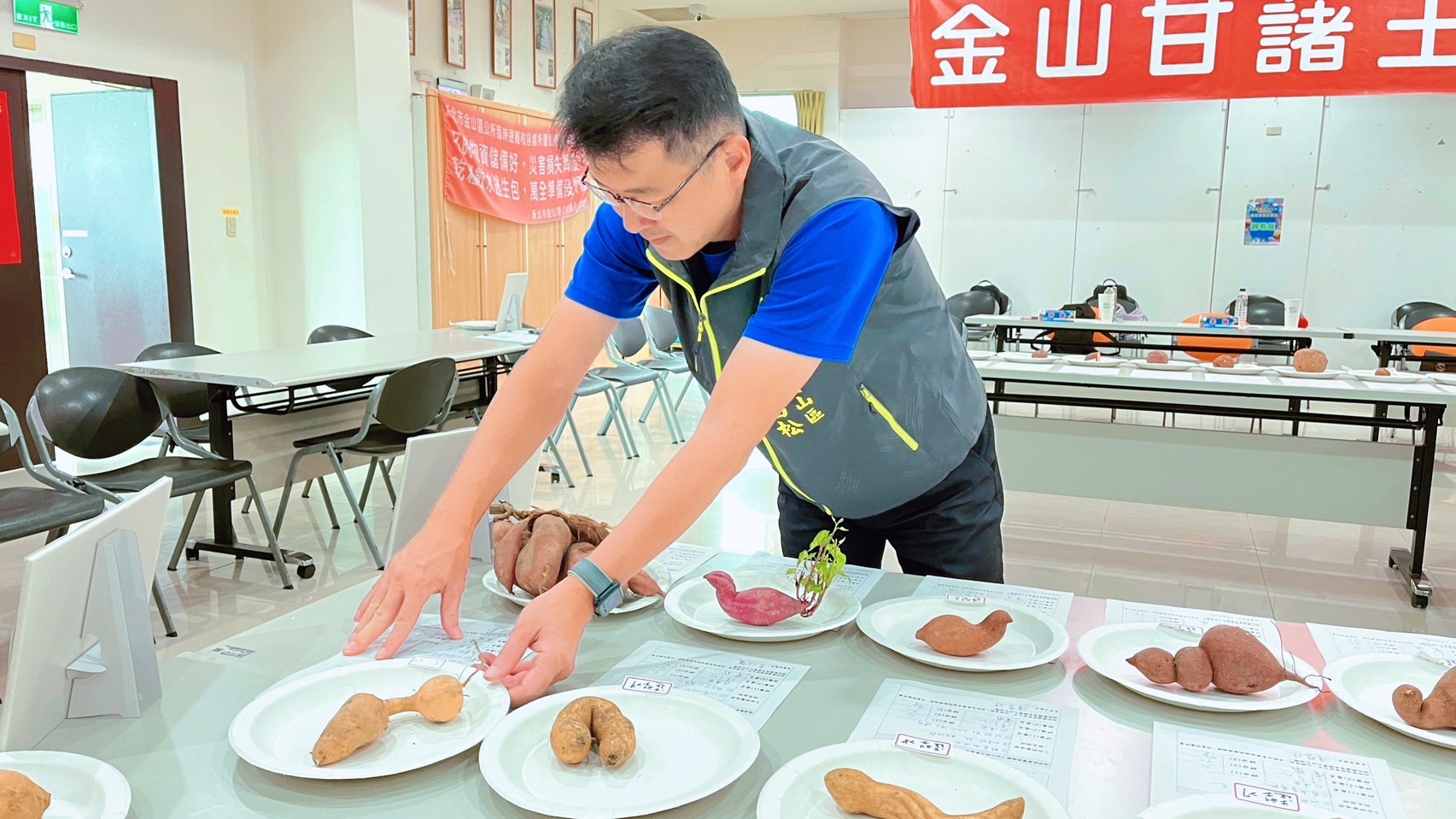 金山區長劉昌松親自為第九屆金山甘藷王競賽之參賽作品進行評選！