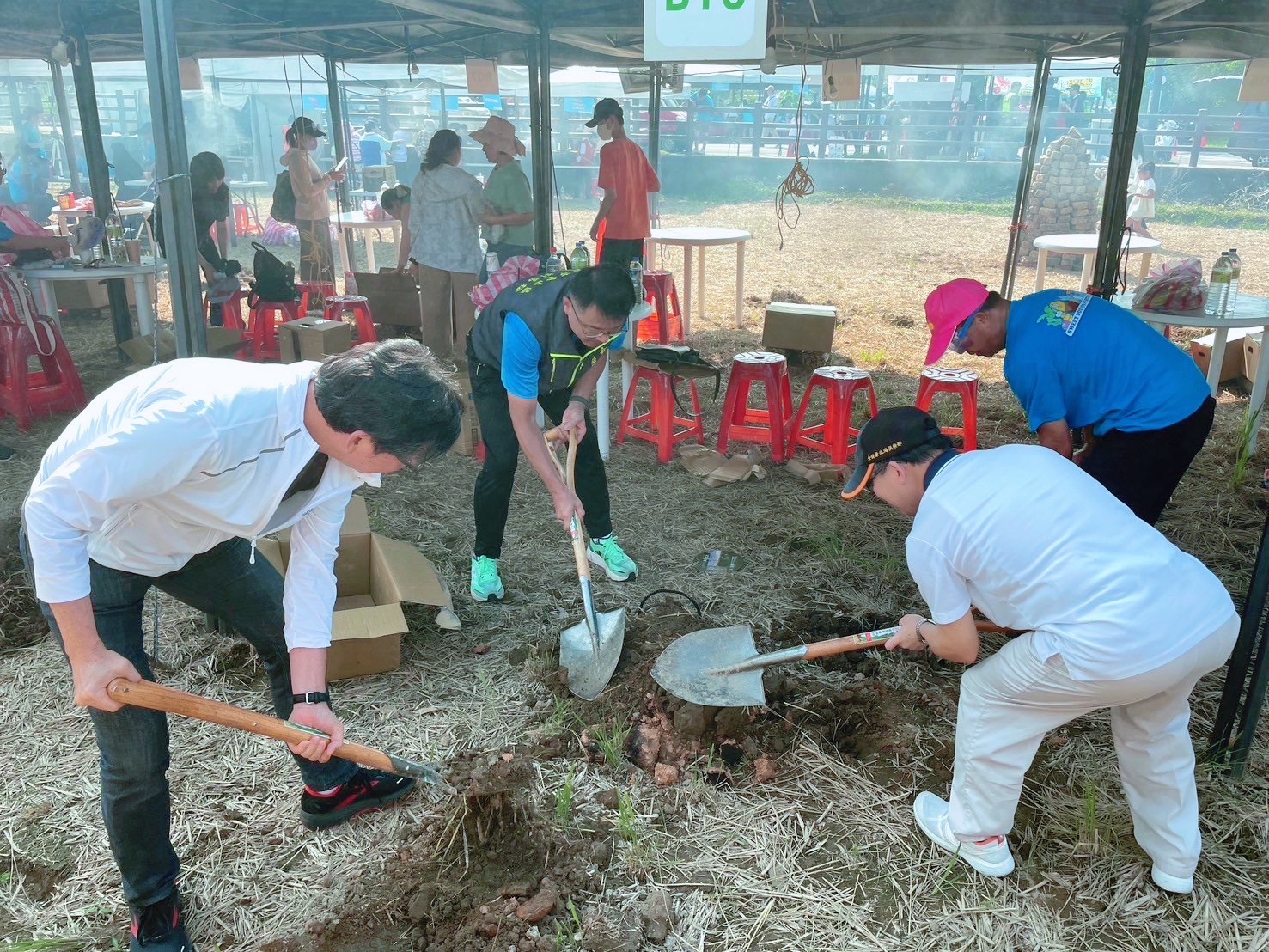 (左起)新北市政府農業局代理局長諶錫輝、新北市金山區公所區長劉昌松及台大金山分院長