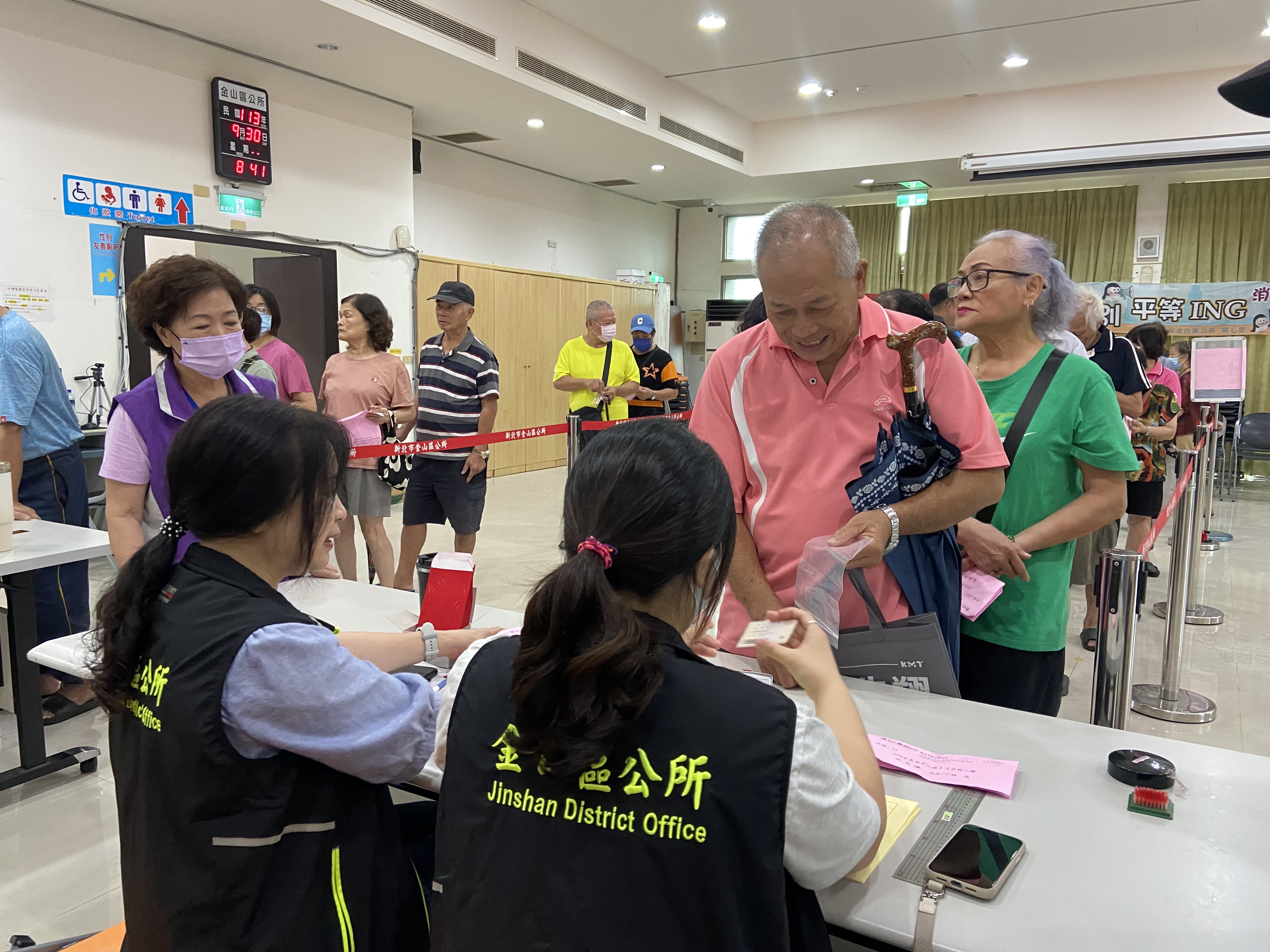 02.現場長輩排隊領取重陽敬老禮卷