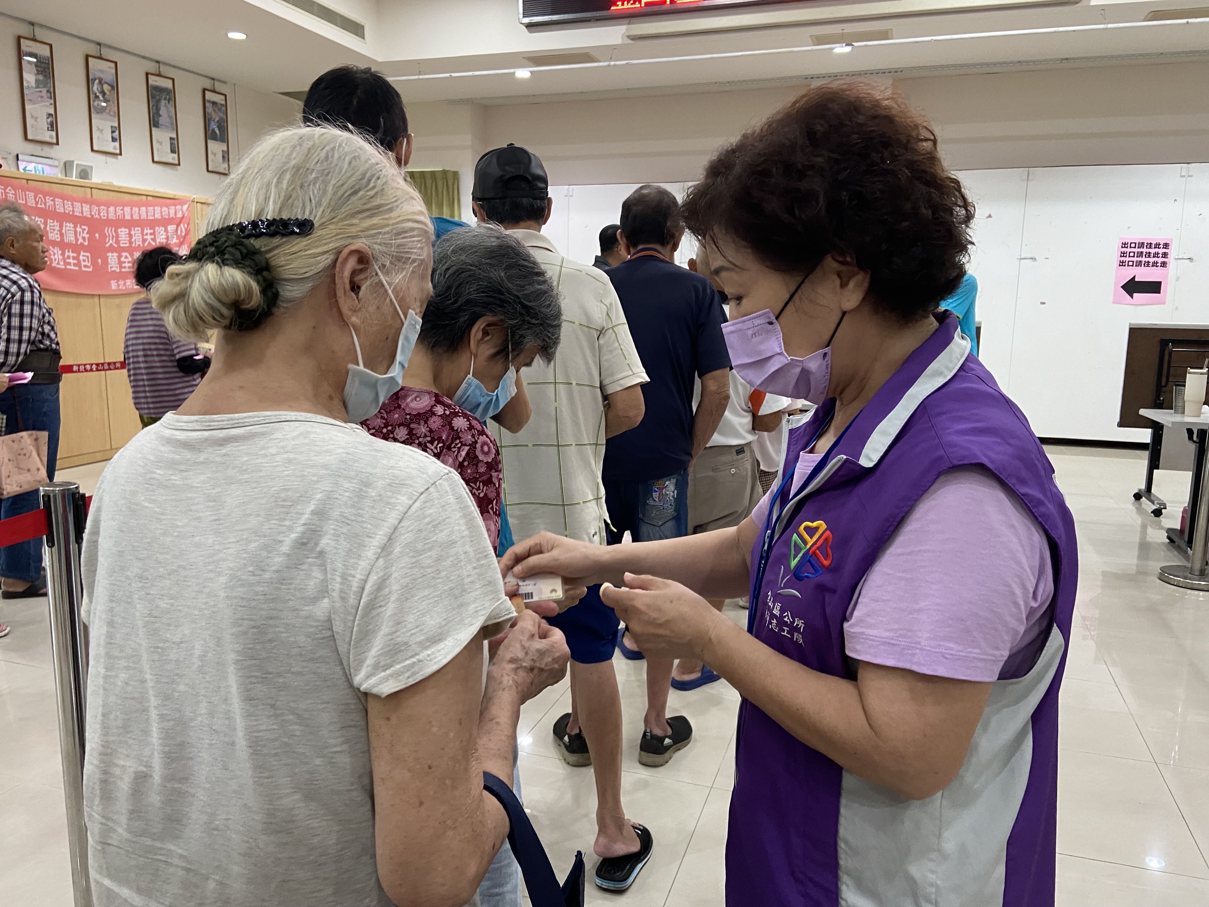 04.金山公所志工協助長輩領取重陽敬老禮卷