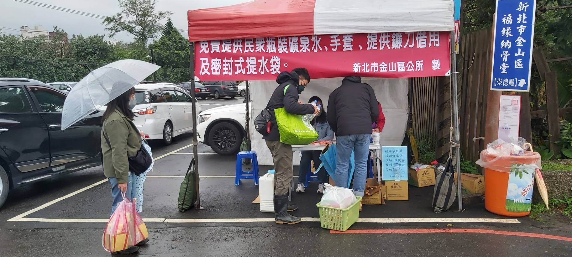 歷年清明服務站民眾借用鐮刀等掃墓工具