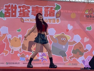 04.人氣啦啦隊李多慧熱舞演出,帶動現場氣氛