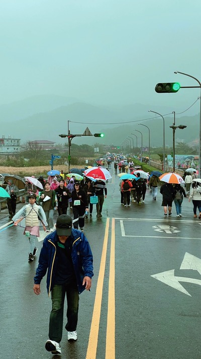 綿綿細雨澆不熄民眾熱情