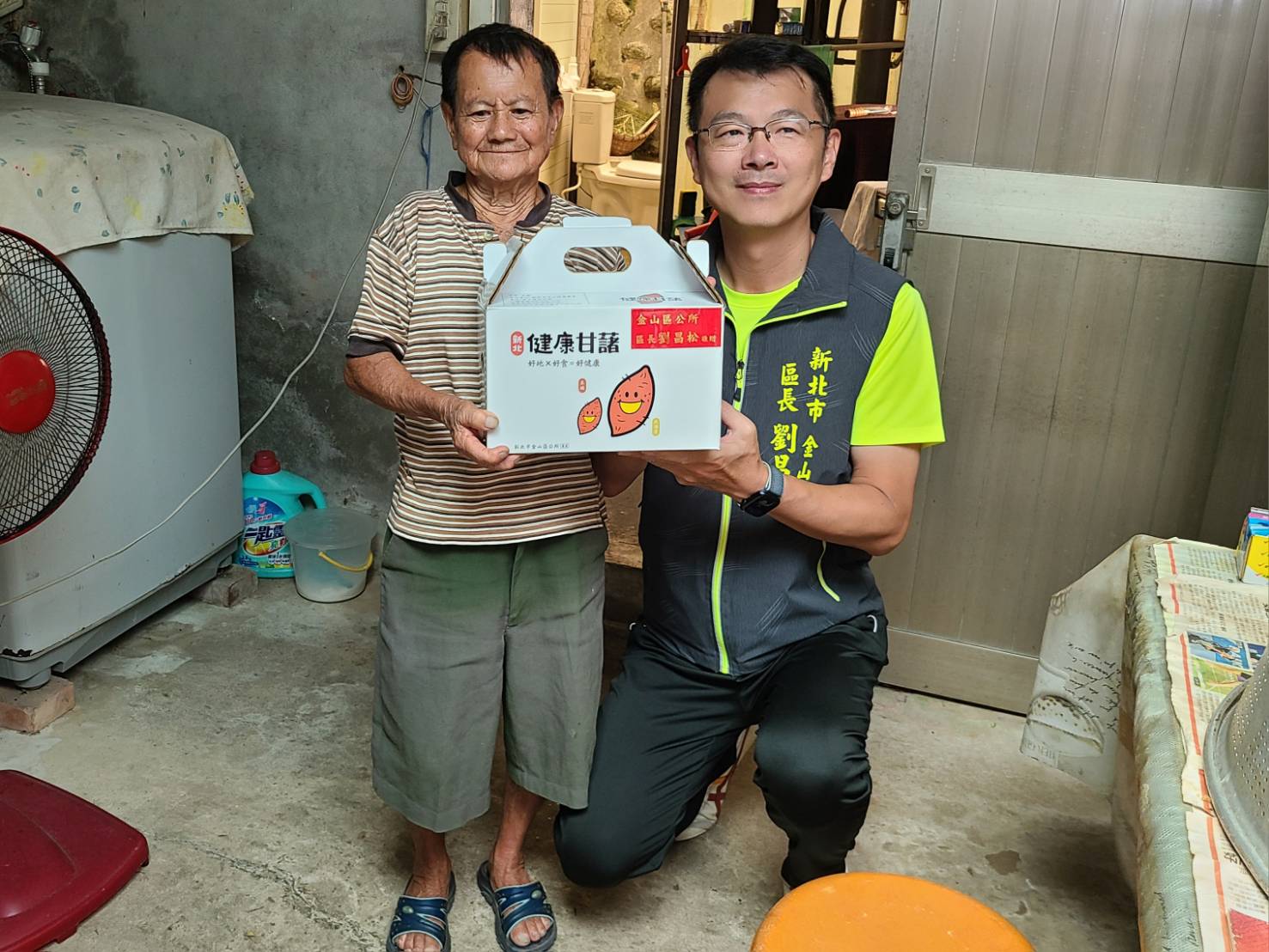 01.區長到府致贈紅心地瓜關心長輩健康