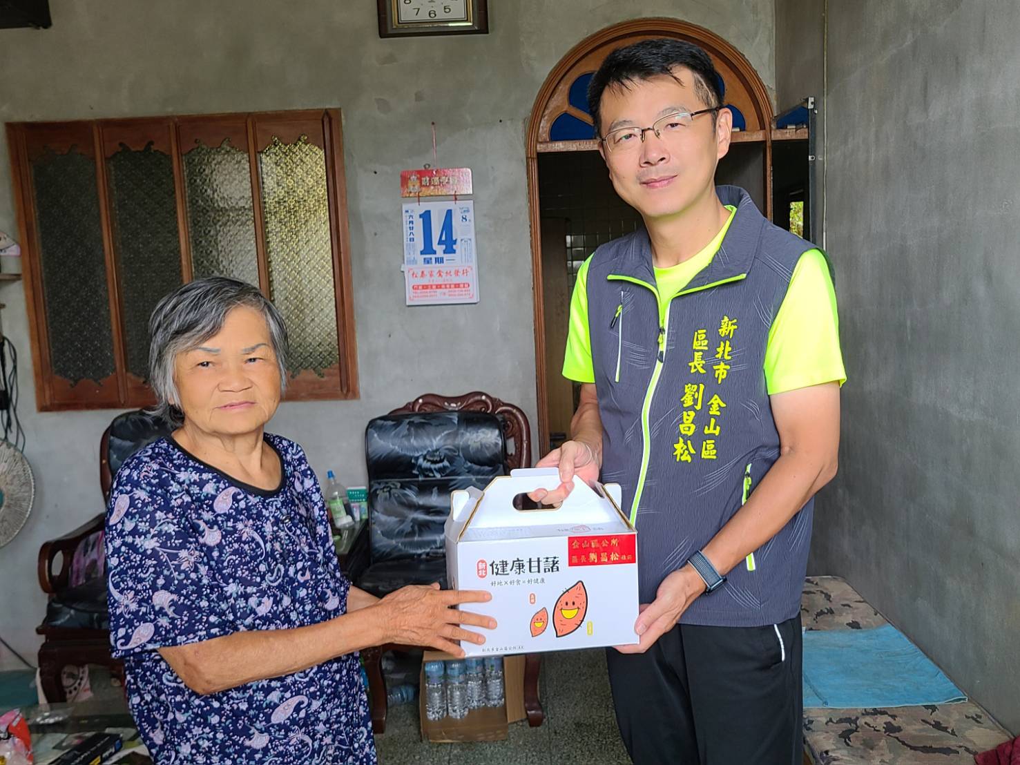 03.區長到府致贈紅心地瓜給黃阿嬤