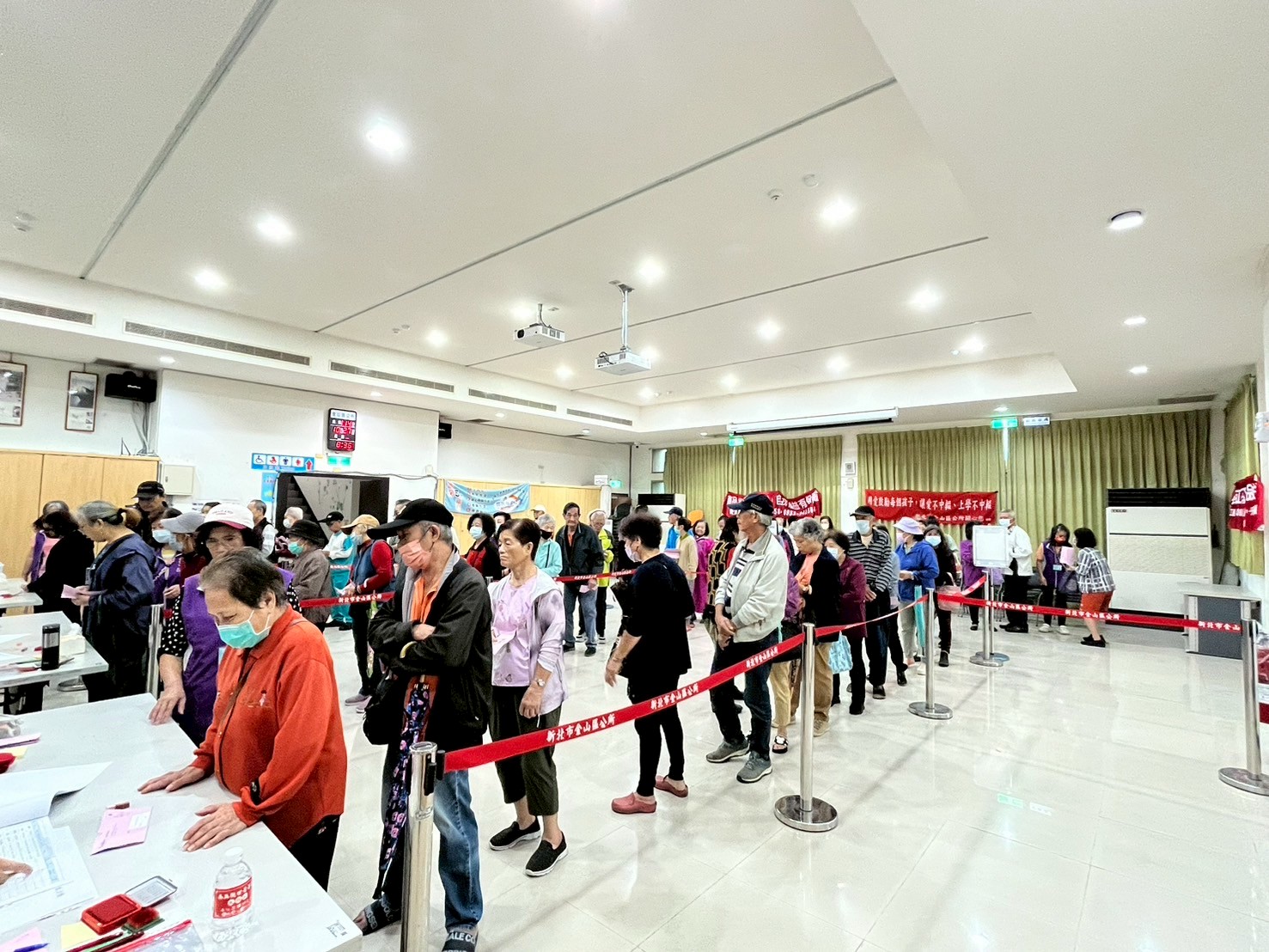 01.現場長輩排隊領取重陽敬老禮券