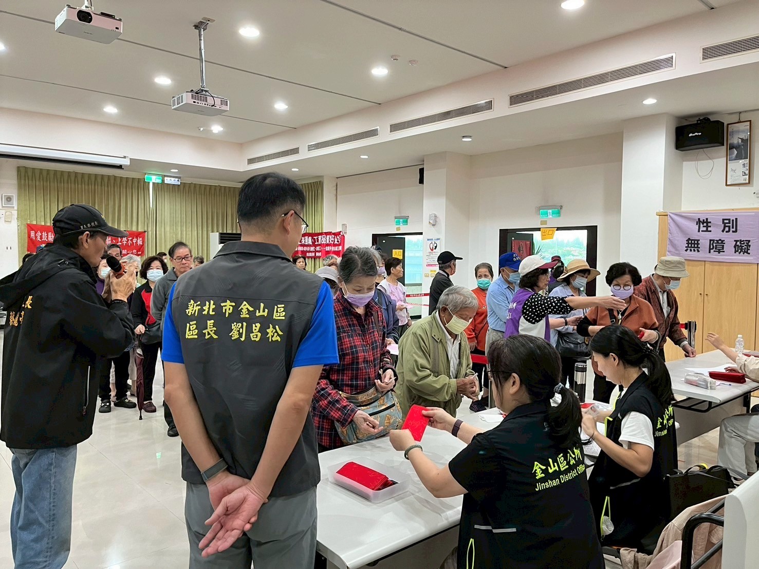 03.劉昌松區長至現場關心發放狀況