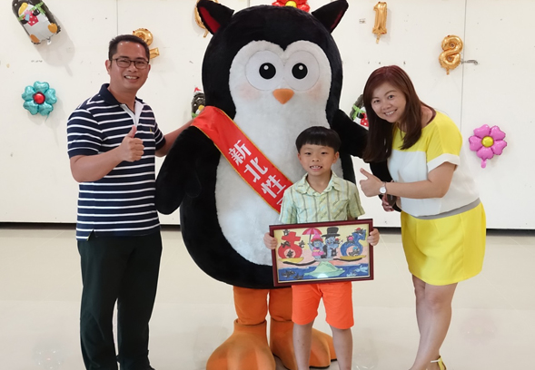 三和國小劉品均同學與校長及家長合影 三和國小劉品均同學與校長及家長合影
