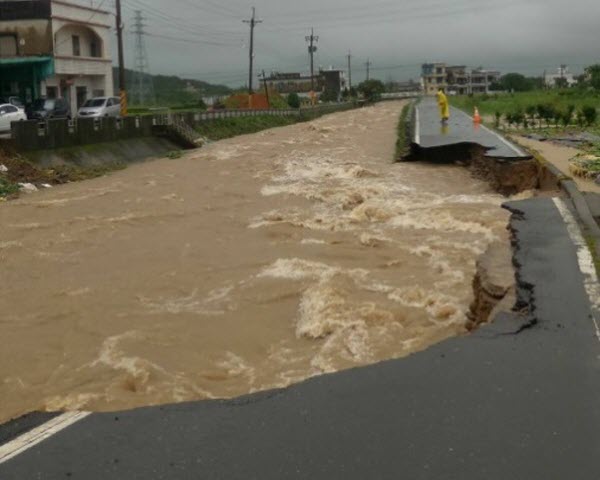 三界壇路99巷河水潰堤道路坍塌