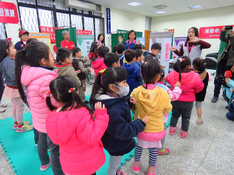 中角幼兒園於幼兒照顧區舞蹈