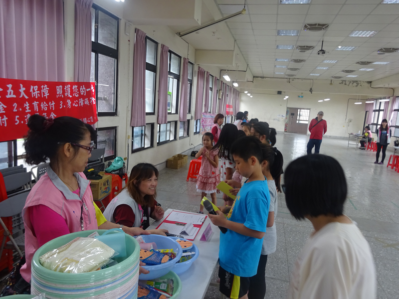 學生依序登記領取民生物資用品