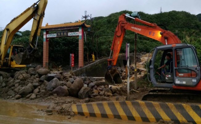 永興里淡金公路濆水路口道路中斷 永興里淡金公路濆水路口道路中斷
